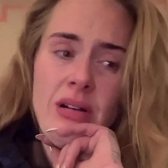 Capture d'écran - La chanteuse Adele annonce en larmes le report de sa série de concerts à Las Vegas. 