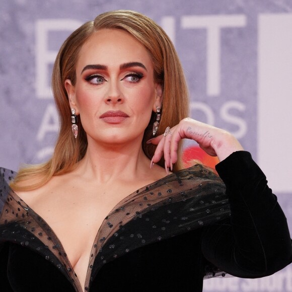 La chanteuse Adele a remporté le prix du meilleur album, de la chanson de l'année et d'artiste de l'année lors de la cérémonie des Brit Awards 2022 à L'O2 à Londres le 8 février 2022. 