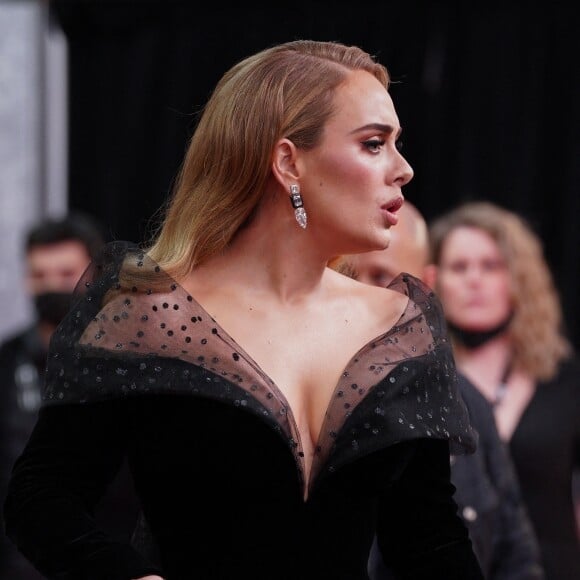 La chanteuse Adele a remporté le prix du meilleur album, de la chanson de l'année et d'artiste de l'année lors de la cérémonie des Brit Awards 2022 à L'O2 à Londres le 8 février 2022. 