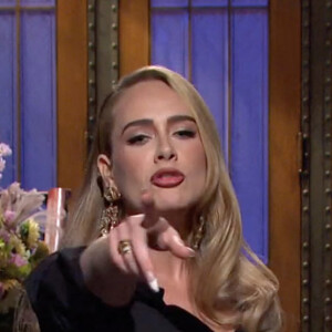 La chanteuse Adele, nouvelle ligne et nouveau look, revient sur l'émission Saturday Night Live 12 ans après son premier passage.