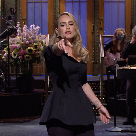 La chanteuse Adele, nouvelle ligne et nouveau look, revient sur l'émission Saturday Night Live 12 ans après son premier passage.