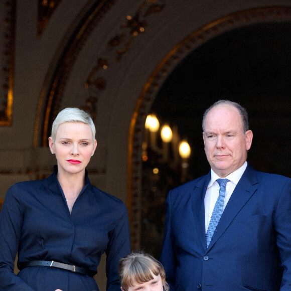 La princesse Charlene, le prince Albert II de Monaco et leur fille la princesse Gabriella durant la procession de la Fête Dieu sur la place du Palais, le 16 juin 2022. C'est le retour officiel de la princesse Charlene depuis l'annonce de sa contamination à la COVID début juin. Pendant ce jour férié à Monaco, la Principauté a célébré la Fête-Dieu (Corpus Domini). Cette fête catholique, instituée par le pape Urbain IV en 1264, se tient chaque année le jeudi qui suit la Trinité, soixante jours après Pâques. Elle célèbre la présence réelle de Jésus-Christ sous les apparences du pain et du vin, devenus son corps et son sang. © Claudia Albuquerque / Bestimage