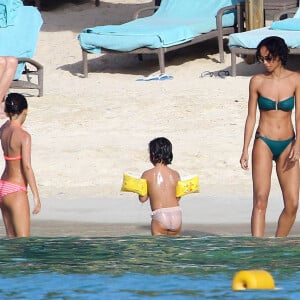 Sonia Rolland en vacances avec ses filles Kahina Lespert et Tess Rocancourt et ses amies Hélène de Fougerolles et Delphine McCarty (femme de Christophe Michalak) à l'île Maurice le 1er mars 2016.