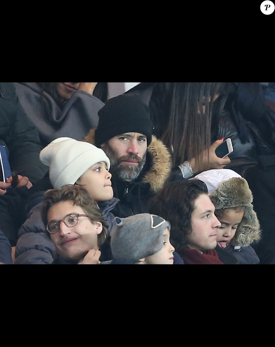 Jalil Lespert avec Tess (fille de sa compagne Sonia Rolland) et sa fille Kahina, Jean Sarkozy et son fils Solal dans les tribunes lors du match PSG - Angers au Parc des Princes à Paris le 23 Janvier 2016. © Cyril Moreau/Bestimage