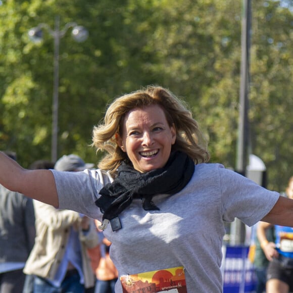 Valérie Trierweiler (met un coup de chapeau a une participante) court avec l'association Dune d'Espoir avec Solenne - 23ème édition de la course "La Parisienne" à Paris le 8 septembre 2019. © Pierre Perusseau/Bestimage