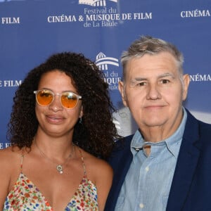 Pierre Ménès et sa femme Mélissa - Photocall de la cérémonie de clôture du 8ème Festival du Cinéma et Musique de Film de La Baule le 3 juillet 2022. © Rachid Bellak/bestimage