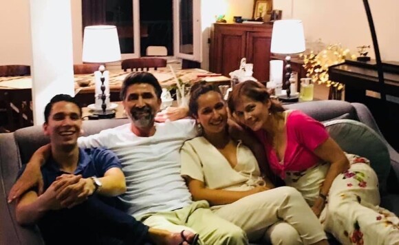 Cécilia Hornus avec son ex-mari Aziz Kabouche et leurs enfants Léo et Emma, juin 2020