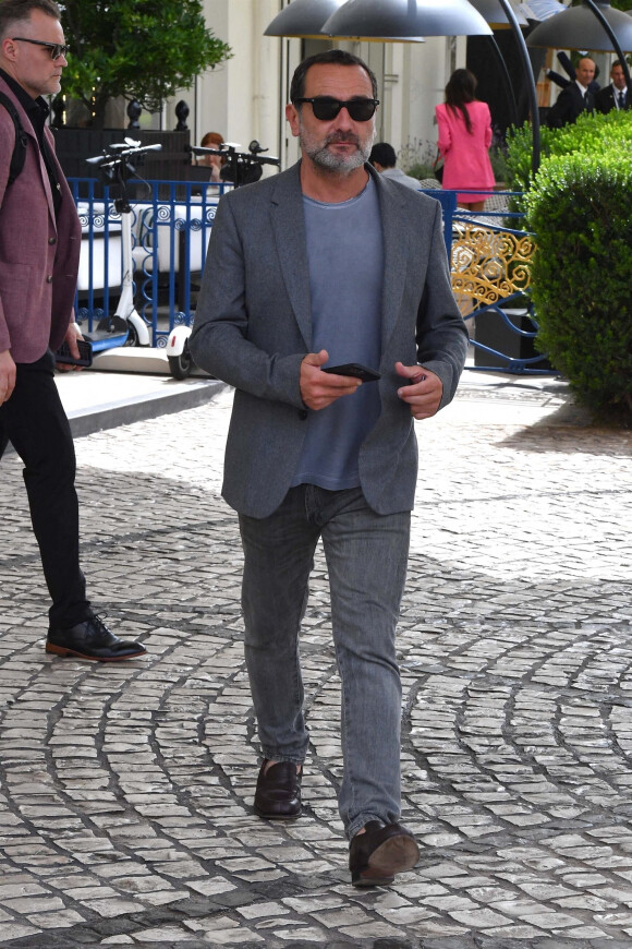 Gilles Lellouche arrive à l'hôtel "Martinez" lors du 75e Festival International du Film de Cannes, le 23 mai 2022.