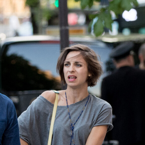 L'humoriste et comédien français Florent Peyre et sa compagne Virginie (mère du fils de Florent Peyre) arrivent à la pièce de théâtre "Le Fils" au théâtre des Champs Elysées à Paris, France, le 20 avril 2018.