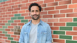 Florent Peyre fou amoureux de Virginie : bisous et tendresse, photos de l'unique apparition de sa compagne !