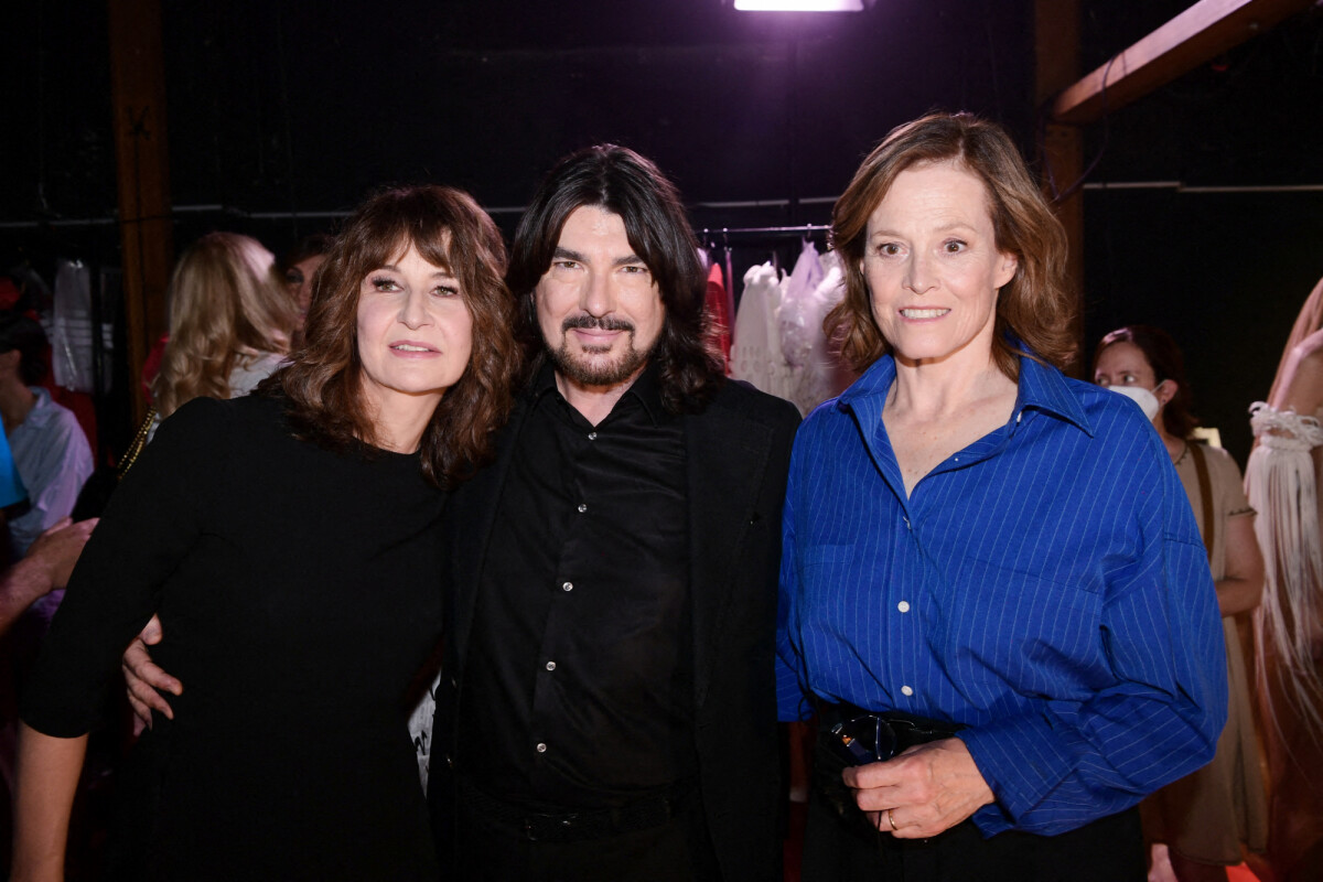 Photo : Valérie Lemercier, Stéphane Rolland et Sigourney Weaver au défilé  de mode Haute-Couture automne-hiver 2022-2023 