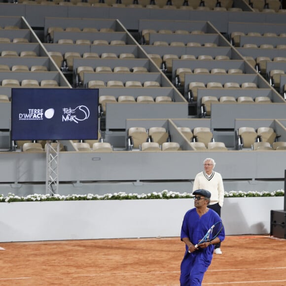 Yannick Noah, Gilles Moretton - Soirée de gala "Coeur Central" au profit de Terre d'Impact fonds de dotation de la FFT et de l'association Fête le Mur sur le Court Central Philippe Chatrier à Roland Garros, Paris le 5 juillet 2022. © Marc Ausset-Lacroix/Bestimage