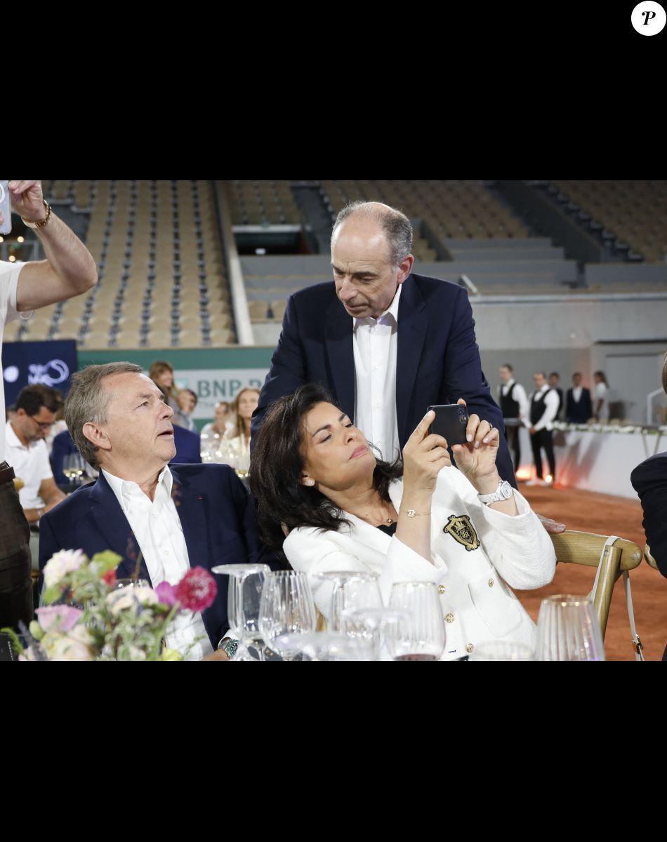 Alain Weill, Jean-François Copé et sa femme Nadia - Soirée de gala "Coeur Central" au profit de Terre d'Impact fonds de dotation de la FFT et de l'association Fête le Mur sur le Court Central Philippe Chatrier à Roland Garros, Paris le 5 juillet 2022. © Marc Ausset-Lacroix/Bestimage
