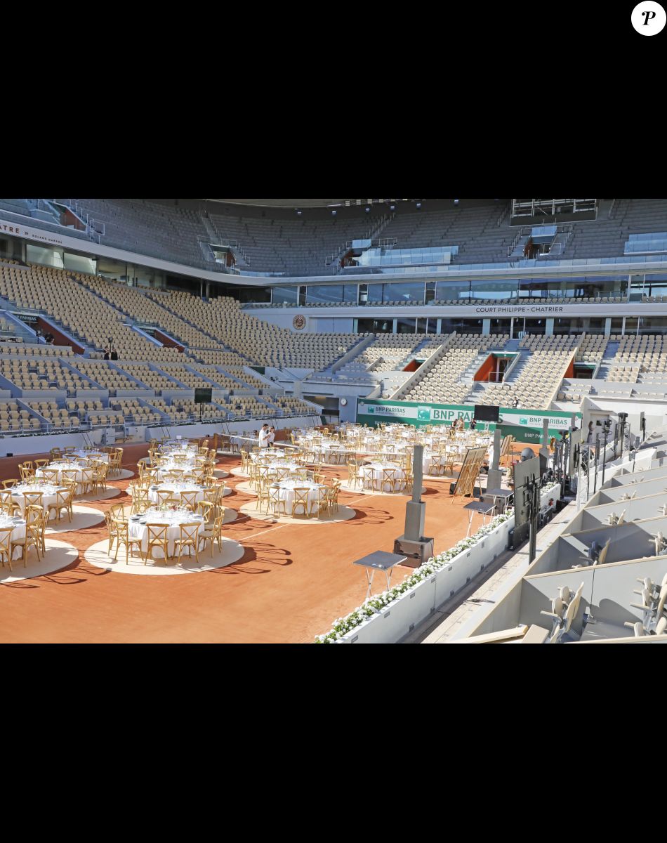 Le court central Philippe Chatrier - Soirée de gala "Coeur Central" au profit de Terre d'Impact fonds de dotation de la FFT et de l'association Fête le Mur sur le Court Central Philippe Chatrier à Roland Garros, Paris le 5 juillet 2022. © Marc Ausset-Lacroix/Bestimage