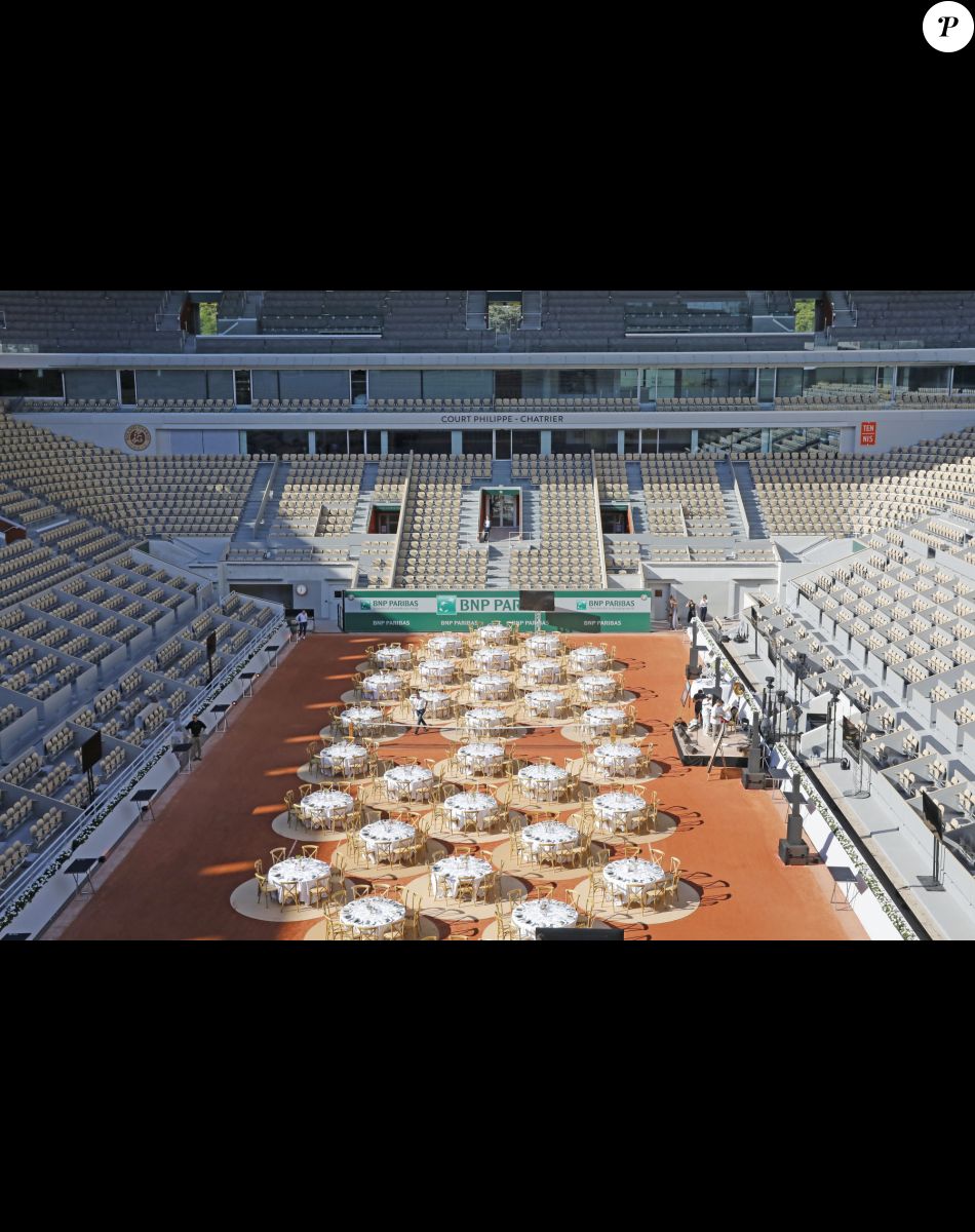 Le court central Philippe Chatrier - Soirée de gala "Coeur Central" au profit de Terre d'Impact fonds de dotation de la FFT et de l'association Fête le Mur sur le Court Central Philippe Chatrier à Roland Garros, Paris le 5 juillet 2022. © Marc Ausset-Lacroix/Bestimage