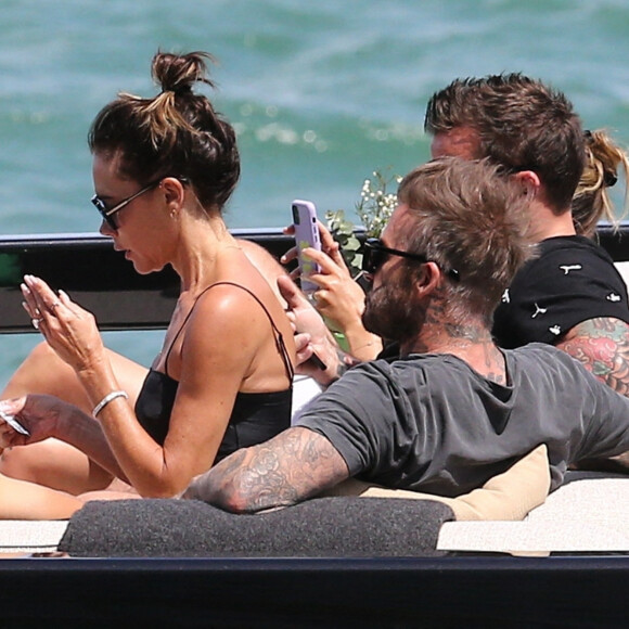 Romeo Beckham, Victoria Beckham, David Beckham - La famille Beckham passe la journée en mer sur un yacht à Miami le 21 avril 2022. 