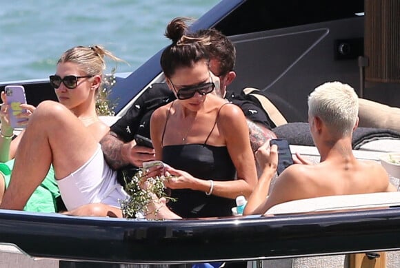 Romeo Beckham, David Beckham, Victoria Beckham - La famille Beckham passe la journée en mer sur un yacht à Miami le 21 avril 2022. 