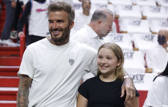 David Beckham avec sa fille Harper lors d'un match de NBA entre Miami et Atlanta.