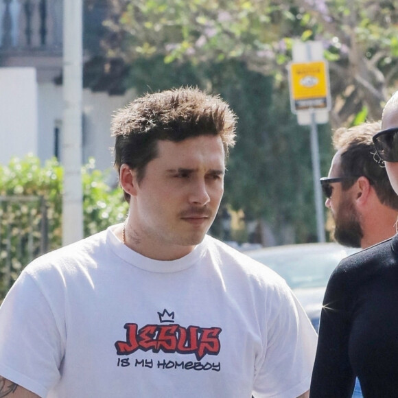 Brooklyn Beckham et sa femme Nicola Peltzretrouvent des amis au "Cha Cha Matcha" à Los Angeles, le 8 juin 2022. 