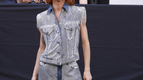 Tendance mode 2023 : en “jupe sur pantalon Lucien Laviscount crée le buzz  à la Fashion Week