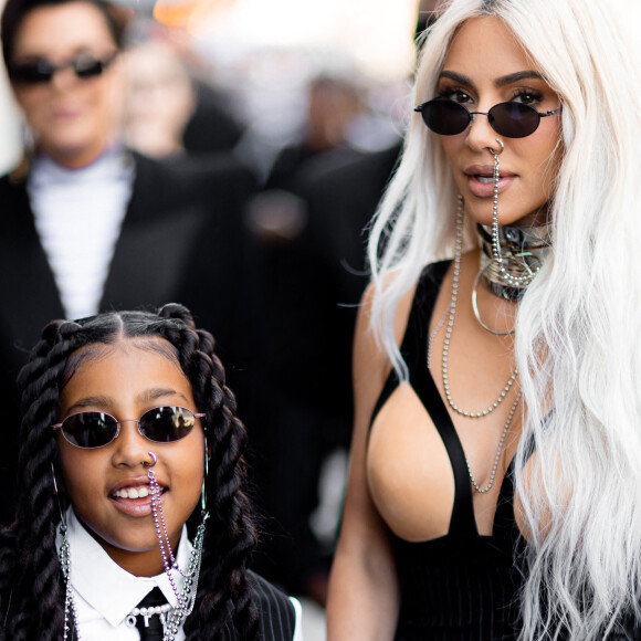 Kim Kardashian et sa fille North arrivent au défilé de mode Haute-Couture automne-hiver 2022-2023 "Jean-Paul Gaultier" au 325 rue Saint-Martin à Paris, France, le 6 juillet 2022. © Da Silva-Perusseau/Bestimage 