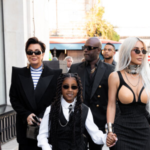 Kim Kardashian, sa fille North et sa mère Kris Jenner arrivent au défilé de mode Haute-Couture automne-hiver 2022-2023 "Jean-Paul Gaultier" au 325 rue Saint-Martin à Paris, France, le 6 juillet 2022. © Da Silva-Perusseau/Bestimage 