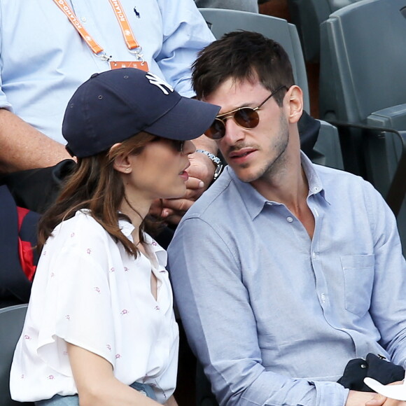 Gaspard Ulliel et sa compagne Gaëlle Pietri dans les tribunes des Internationaux de Tennis de Roland Garros à Paris le 7 juin 2017 © Cyril Moreau-Dominique Jacovides/Bestimage 