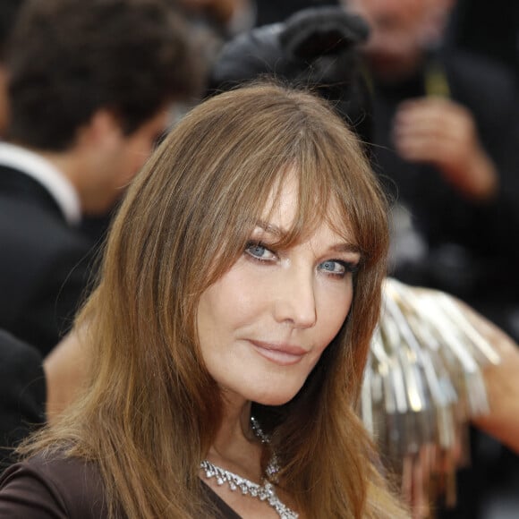 Carla Bruni à la montée des marches du film "Les Amandiers (Forever Young)" lors du 75ème Festival International du Film de Cannes, le 22 mai 2022. © imageSPACE via Zuma Press/Bestimage 