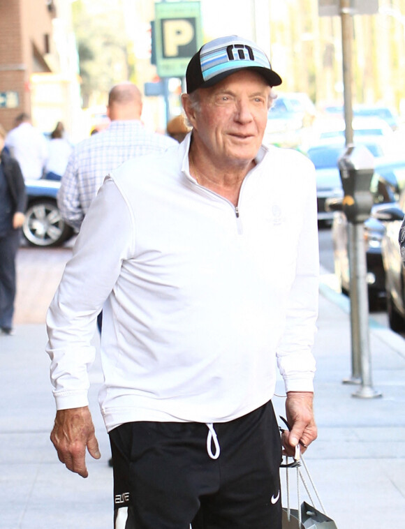 James Caan à la sortie d'un centre médical à Beverly Hills, le 28 octobre 2016.