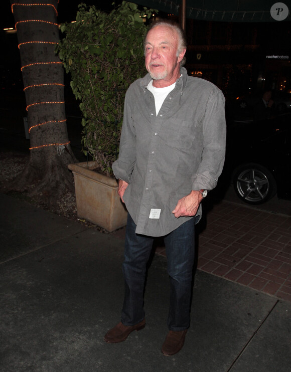 James Caan a la sortie du restaurant Madeo a West Hollywood, le 26 decembre 2013. 