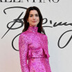 Anne Hathaway en chaussures XXL dangereuses et mini robe scintillante face à Kate Hudson en transparence pour Valentino