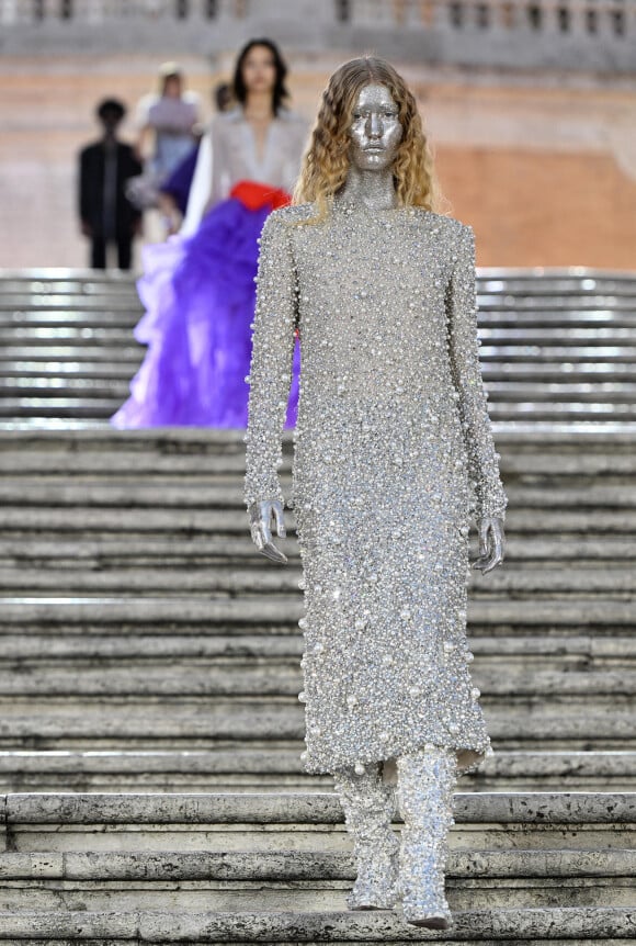 Mannequin lors du défilé de mode Haute-Couture automne-hiver 2022-2023 "Valentino" sur les marches espagnoles à Rome, Italie, le 8 juillet 2022. © ANSA/Zuma Press/Bestimage 