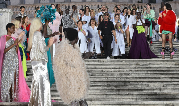 Pierpaolo Picciolivec avec ses couturières et ses mannequins lors du défilé de mode Haute-Couture automne-hiver 2022-2023 "Valentino" sur les marches espagnoles à Rome, Italie, le 8 juillet 2022. © ANSA/Zuma Press/Bestimage 