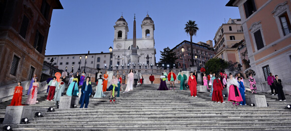 Mannequin lors du défilé de mode Haute-Couture automne-hiver 2022-2023 "Valentino" sur les marches espagnoles à Rome, Italie, le 8 juillet 2022. © ANSA/Zuma Press/Bestimage 
