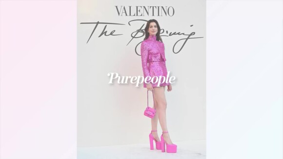 Anne Hathaway en chaussures XXL dangereuses et mini robe scintillante face à Kate Hudson en transparence pour Valentino