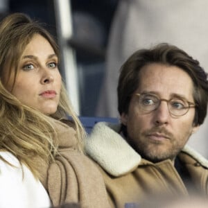 Ophélie Meunier et son mari Mathieu Vergne assistent dans les tribunes sous haute protection policière au match du PSG face à Lorient (5-1) au Parc des Princes à Paris le 3 avril 2022.