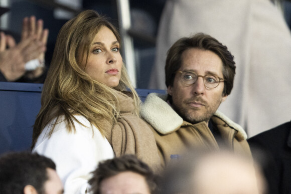 Ophélie Meunier et son mari Mathieu Vergne assistent dans les tribunes sous haute protection policière au match du PSG face à Lorient (5-1) au Parc des Princes à Paris le 3 avril 2022.