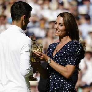 Catherine (Kate) Middleton, duchesse de Cambridge,remet le trophée à Novak Djokovic, vainqueur du tournoi de Wimbledon face à Nick Kyrgios (4/6 - 6/3 - 6/4 - 7/6), le 10 juillet 2022. 