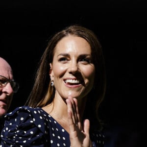 Catherine (Kate) Middleton, duchesse de Cambridge,remet le trophée à Novak Djokovic, vainqueur du tournoi de Wimbledon face à Nick Kyrgios (4/6 - 6/3 - 6/4 - 7/6), le 10 juillet 2022. 