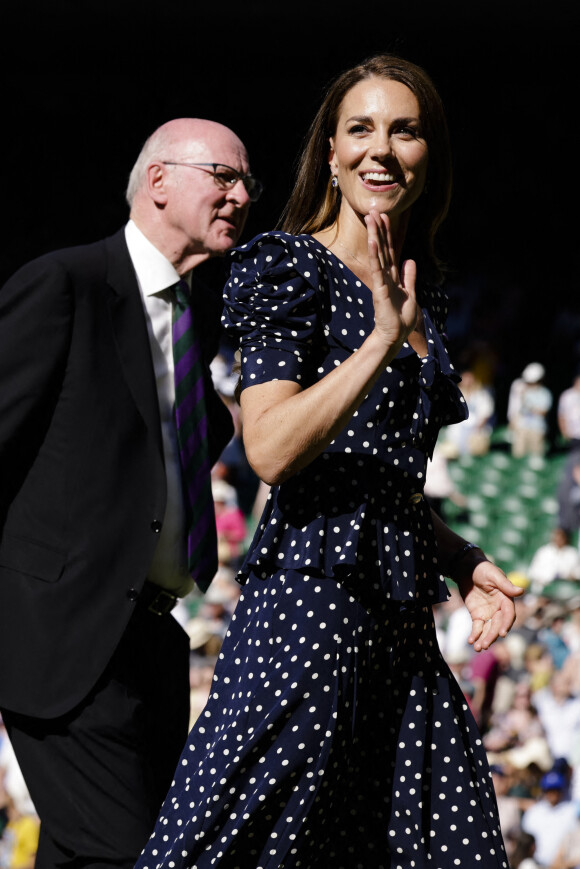 Catherine (Kate) Middleton, duchesse de Cambridge,remet le trophée à Novak Djokovic, vainqueur du tournoi de Wimbledon face à Nick Kyrgios (4/6 - 6/3 - 6/4 - 7/6), le 10 juillet 2022. 