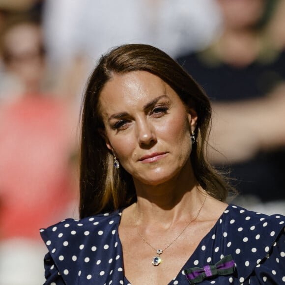 Catherine (Kate) Middleton, duchesse de Cambridge,remet le trophée à Novak Djokovic, vainqueur du tournoi de Wimbledon face à Nick Kyrgios (4/6 - 6/3 - 6/4 - 7/6), le 10 juillet 2022. 