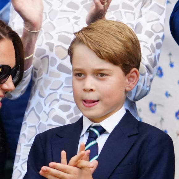 Le prince William, duc de Cambridge, et Catherine (Kate) Middleton, duchesse de Cambridge, avec le prince George de Cambridge dans les tribunes de la finale du tournoi de Wimbledon, le 10 juillet 2022. 