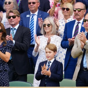 Le prince William, duc de Cambridge, et Catherine (Kate) Middleton, duchesse de Cambridge, avec le prince George de Cambridge dans les tribunes de la finale du tournoi de Wimbledon, le 10 juillet 2022. 