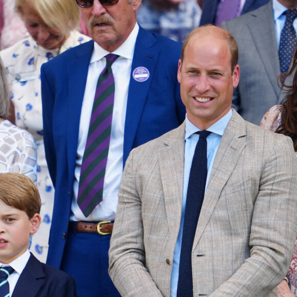 Le prince William, duc de Cambridge, et Catherine (Kate) Middleton, duchesse de Cambridge, avec le prince George de Cambridge dans les tribunes de la finale du tournoi de Wimbledon, le 10 juillet 2022. 