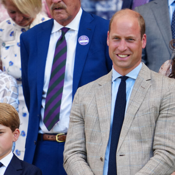 Le prince William, duc de Cambridge, et Catherine (Kate) Middleton, duchesse de Cambridge, avec le prince George de Cambridge dans les tribunes de la finale du tournoi de Wimbledon, le 10 juillet 2022. 