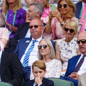 Le prince William, duc de Cambridge, et Catherine (Kate) Middleton, duchesse de Cambridge, avec le prince George de Cambridge dans les tribunes de la finale du tournoi de Wimbledon, le 10 juillet 2022. 