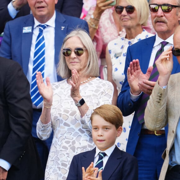 Le prince William, duc de Cambridge, et Catherine (Kate) Middleton, duchesse de Cambridge, avec le prince George de Cambridge dans les tribunes de la finale du tournoi de Wimbledon, le 10 juillet 2022. 