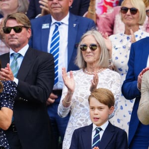 Le prince William, duc de Cambridge, et Catherine (Kate) Middleton, duchesse de Cambridge, avec le prince George de Cambridge dans les tribunes de la finale du tournoi de Wimbledon, le 10 juillet 2022. 