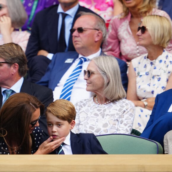 Le prince William, duc de Cambridge, et Catherine (Kate) Middleton, duchesse de Cambridge, avec le prince George de Cambridge dans les tribunes de la finale du tournoi de Wimbledon, le 10 juillet 2022. 