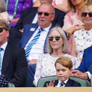 Le prince William, duc de Cambridge, et Catherine (Kate) Middleton, duchesse de Cambridge, avec le prince George de Cambridge dans les tribunes de la finale du tournoi de Wimbledon, le 10 juillet 2022. 